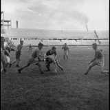 ...il reportage di Kaye si chiude con le immagini di una partita di rugby all�interno dello Stadio della Vittoria 


(F. Alexander Turnbull Library, Welligton, NZ. Ref. DA-04485-F)